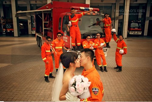 消防员创意婚纱照_...张丹峰戏里演绎消防员的日常
