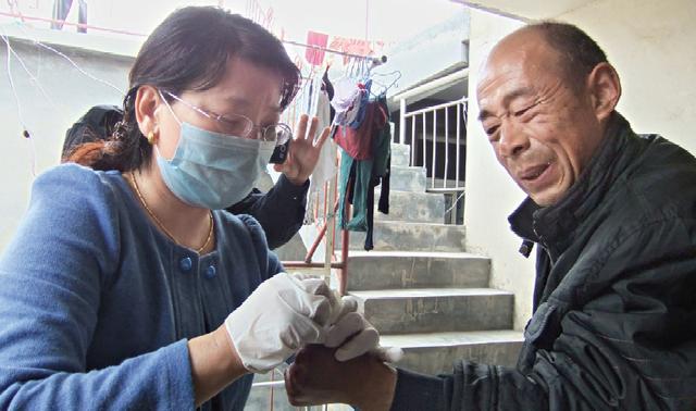 男子手指变硬变黑后自行脱落 女中医免费治怪病_大豫网_腾讯网