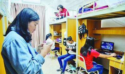 四川成都,某学院电竞专业的女学生正在寝室打游戏.