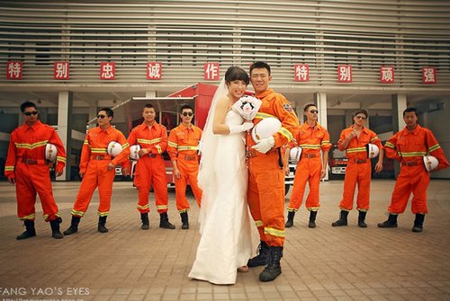 消防员创意婚纱照_...张丹峰戏里演绎消防员的日常