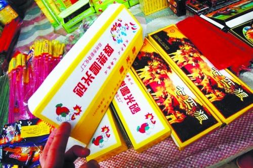 郑州烟花爆竹昨开售 有摊主2小时没卖够100元_大豫网