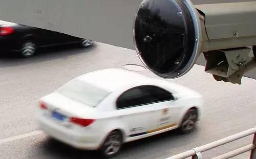 郑州交警配备新神器 秒杀违法未处理车辆