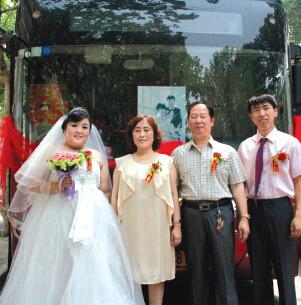 郑州:18米长BRT公交车做婚车 一家4口都是车