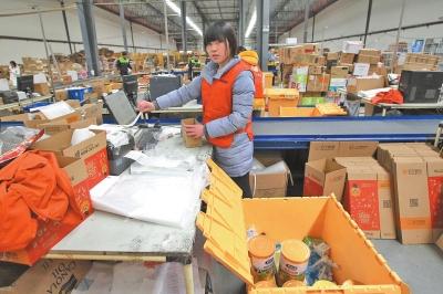 河南两名优秀贫困大学生 寒假打零工赚生活费_大豫网_腾讯网