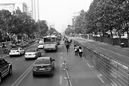 郑州花园路昨起围挡施工 2015年才能突“重围”