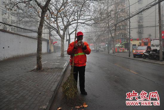 郑州一公司个人筹款 为留守环卫工发放免费早