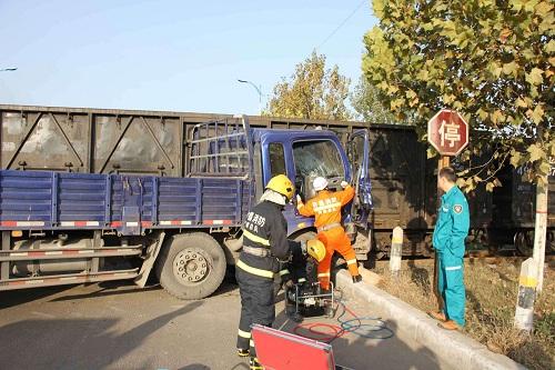 许昌一货车与行进中火车相撞 货车驾驶室一人被困