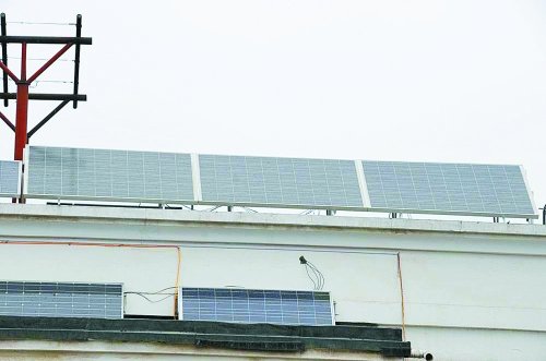 男子自制太阳能发电 用不完想卖给国家电网