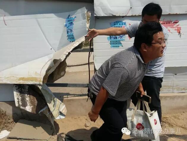 郑州地铁2号线部分车站乘车要钻洞 市民郁闷