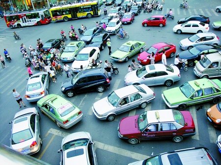 频遇堵车服务跟不上 汽车社会郑州是否接得住
