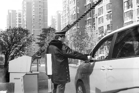 解决停车难 登记一下车牌号就能进小区停车