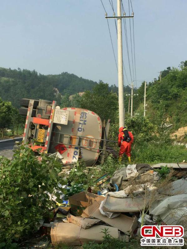 邵伟)6月4日13时04分,河南省道339线信阳光山县白雀园镇方寨村段发生