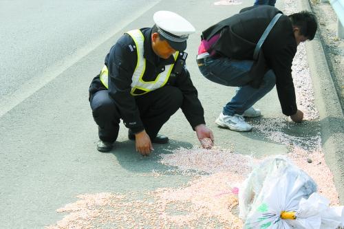 30万珍珠洒落高速路上 民警帮忙找回