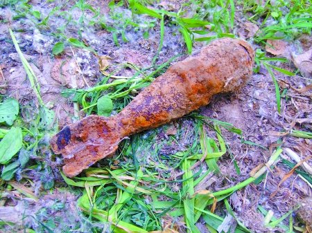 民权村民刨地挖出生锈迫击炮弹 可能再次爆炸