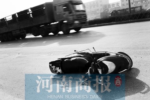 郑州电动车与货车相撞 骑车男女被碾成两截