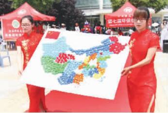 河南大学生变废为宝 塑料瓶盖拼出中国地图