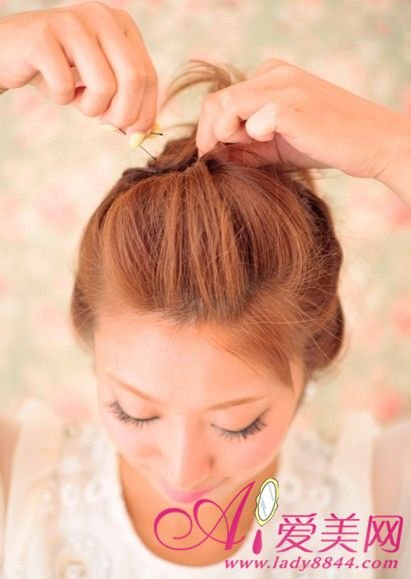 短发扎发技巧 几步 拧 出甜美风