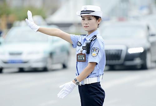 濮阳市女交警指挥交通