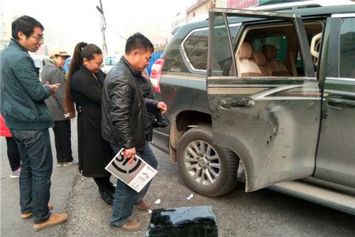 郑州一车主路边免费停车 车窗被砸上万财物被