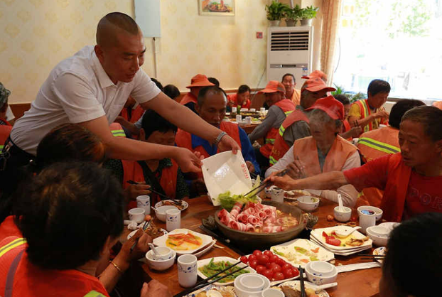 关爱环卫工 郑州一饭店请百名环卫工免费吃大餐_大豫网_腾讯网
