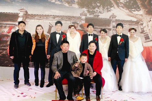 湖北三胞胎兄弟同日娶妻 新娘称不会认错人(图)