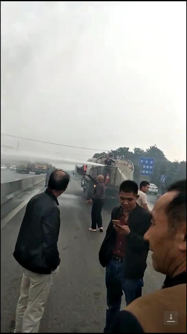 惊险!三辆大货车追尾起火,过路行人急中生智,拦下一辆洒水车……