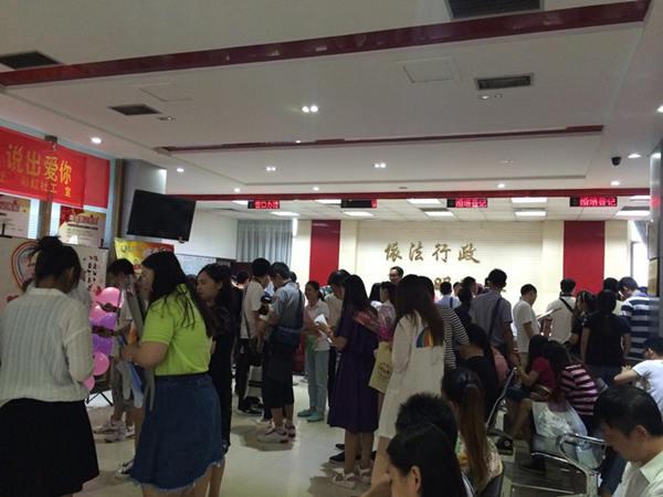 小情侣“七夕”领证 男方父亲凌晨4点半来排队