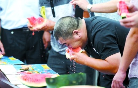 中牟西瓜节开幕 比赛现场选手5分钟吃掉10斤瓜