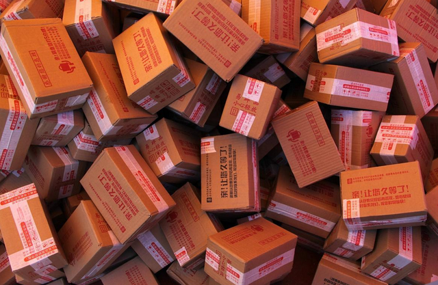 庙会叫卖无主快件 十元一个引抢购