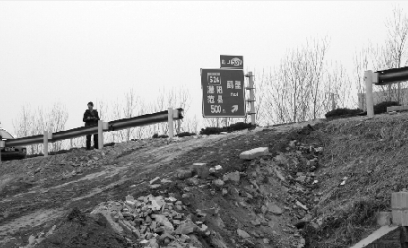 高速路上扒豁口组织货车逃费 首犯一审获刑16