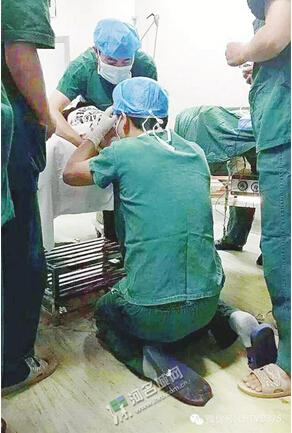 漯河医生跪地为1岁男孩手术 被赞最美姿势
