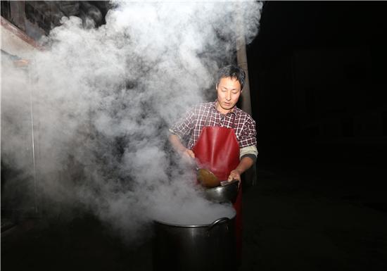 南阳夫妻放弃大理石生意 郑州城中村内卖胡辣