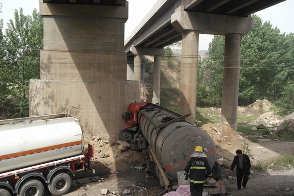 灵宝：载33吨机油槽罐车驶入桥缝 落下10米高桥