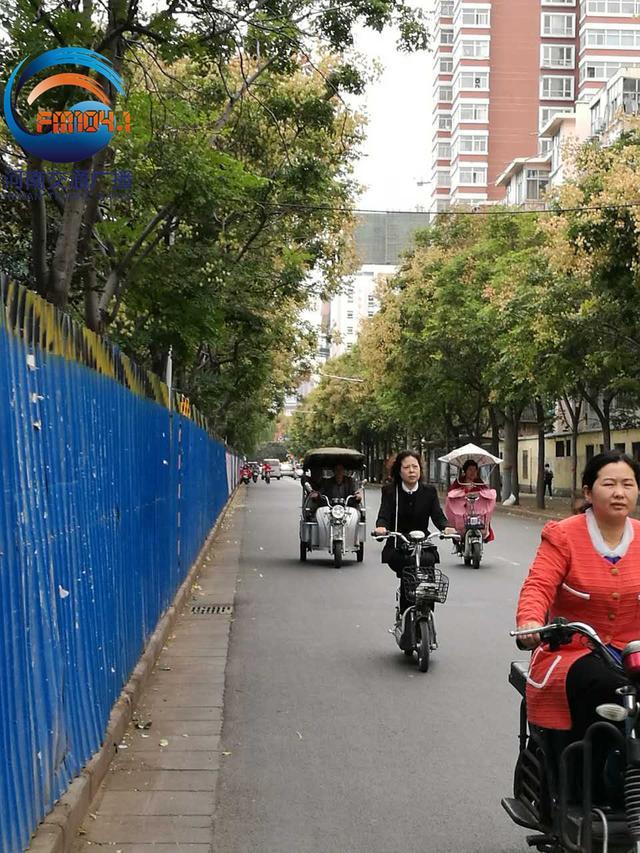 郑州“僵尸围挡”频现 “还路于民”呼声强烈