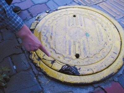 郑州街头现竹片窨井盖 一个200元寿命仅5年