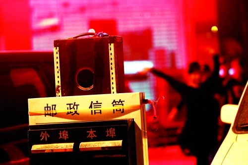 郑州广场舞大妈被楼上居民泼水警告 跳舞难监管