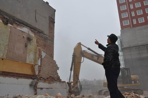 南阳37户居民未迁常被骚扰 自制燃烧弹防御