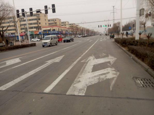 鹤壁泰山路北段右转车道能不能直行 交警给答复