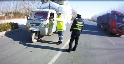 警方拦截三轮汽车