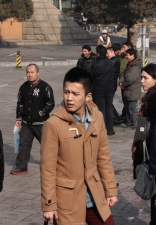 北影美女工作人员PK考生 谁更抢眼?