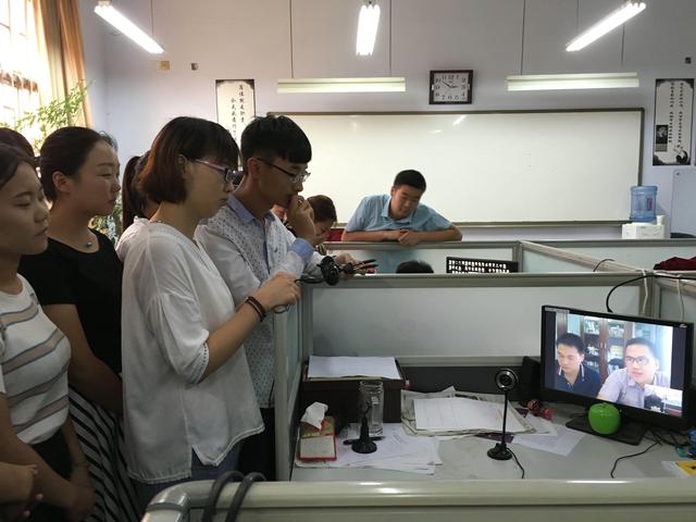 河南一高校为毕业生开启网上招聘会