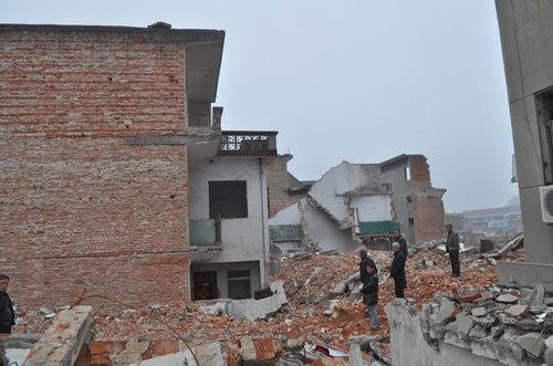 南阳37户居民未迁常被骚扰 自制燃烧弹防御