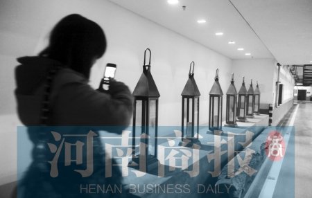 郑州一地下车库设7盏马灯 象征守望吉祥仪式感