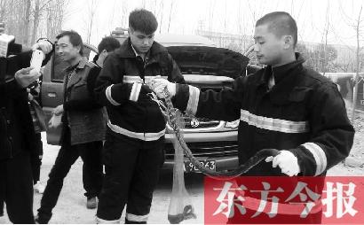 郑州：两条蛇钻进市民车内 消防员拆车救蛇