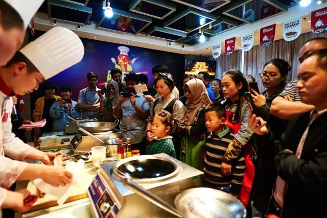 一老外跑中国厨师之乡比赛,竟然拿了冠军