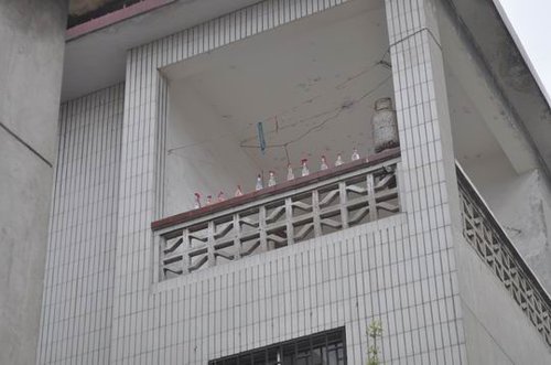 南阳37户居民未迁常被骚扰 自制燃烧弹防御