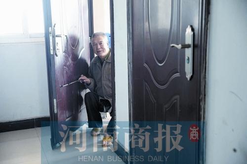59岁男子自幼小儿麻痹 坐马扎移动不敢盖厚被