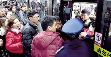 郑州地铁首次启动客流控制 二七广场站最繁忙