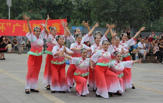 7月14日郑州首届广场舞大赛在月季公园举行
