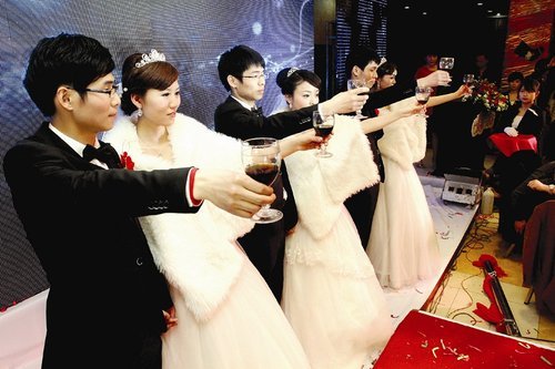 湖北三胞胎兄弟同日娶妻 新娘称不会认错人(图)
